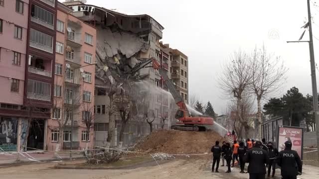 Ağır hasarlı bina kontrollü şekilde yıkılıyor
