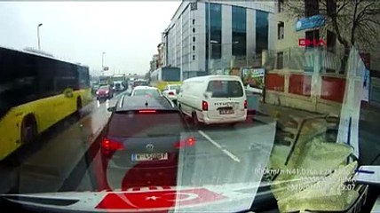Ambulansa yol vermeyen şahıs sağlık ekibine hakaretler savurdu