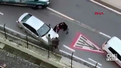 Trafikteki yumruk yumruğa kavga kamerada