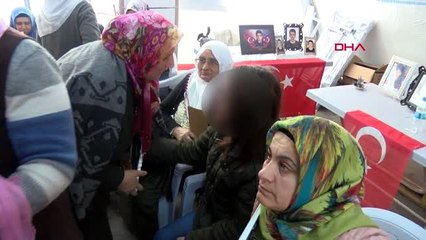 Diyarbakır teslim olan pkk'lı kadın, hdp önündeki ailelere yaşadıklarını anlattı