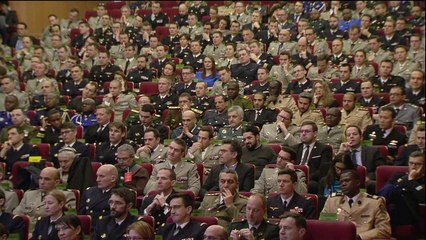 Macron all'Europa: "Presto una corsa al nucleare, non stiamo a guardare"