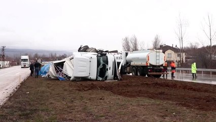 Devrilen tırın şoförü yaralandı
