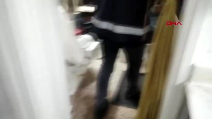 İzmir'de evde yaklaşık yarım ton sahte içki ele geçirildi