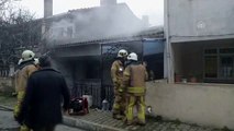 Maltepe'de ev yangınında bir kadın dumandan etkilendi