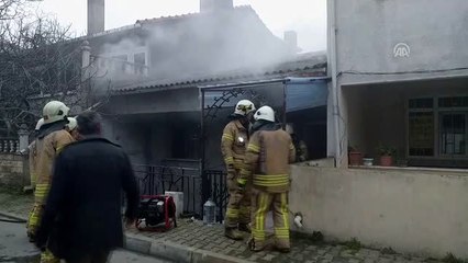 Maltepe'de ev yangınında bir kadın dumandan etkilendi