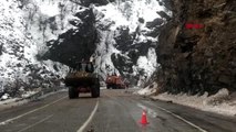 Tunceli-erzincan karayoluna kaya parçaları düştü