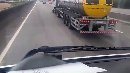 Camionista arrasta carro com automobilista no seu interior sem se aperceber