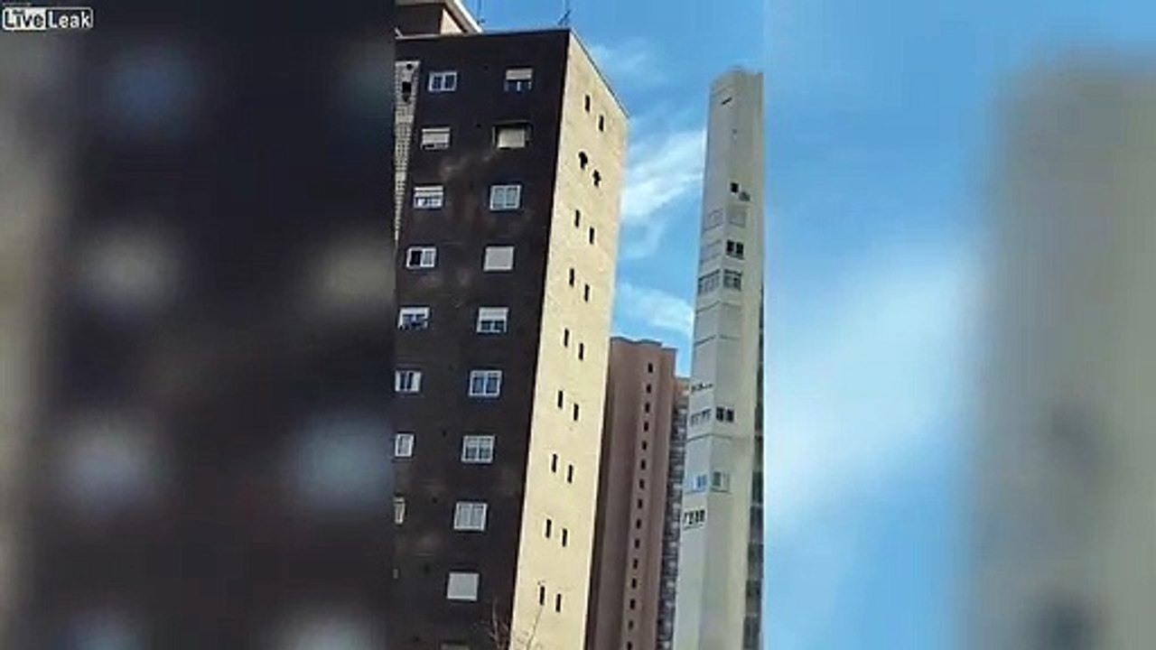 Ce fou escalade un immeuble à mains nues de 10 étages en Angleterre !