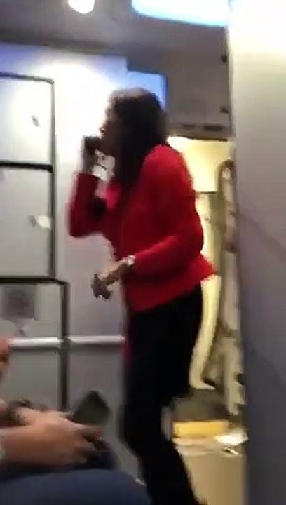 Rap d'une hôtesse de l'air pour les consignes de sécurité !