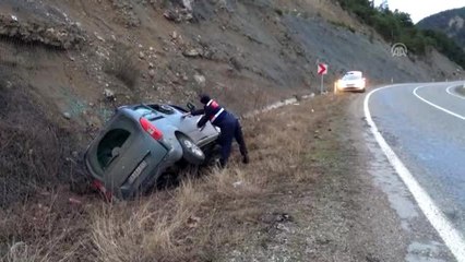 Şarampole devrilen otomobildeki 2 kişi yaralandı