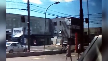 Câmera registra acidente na Avenida Carlos Gomes