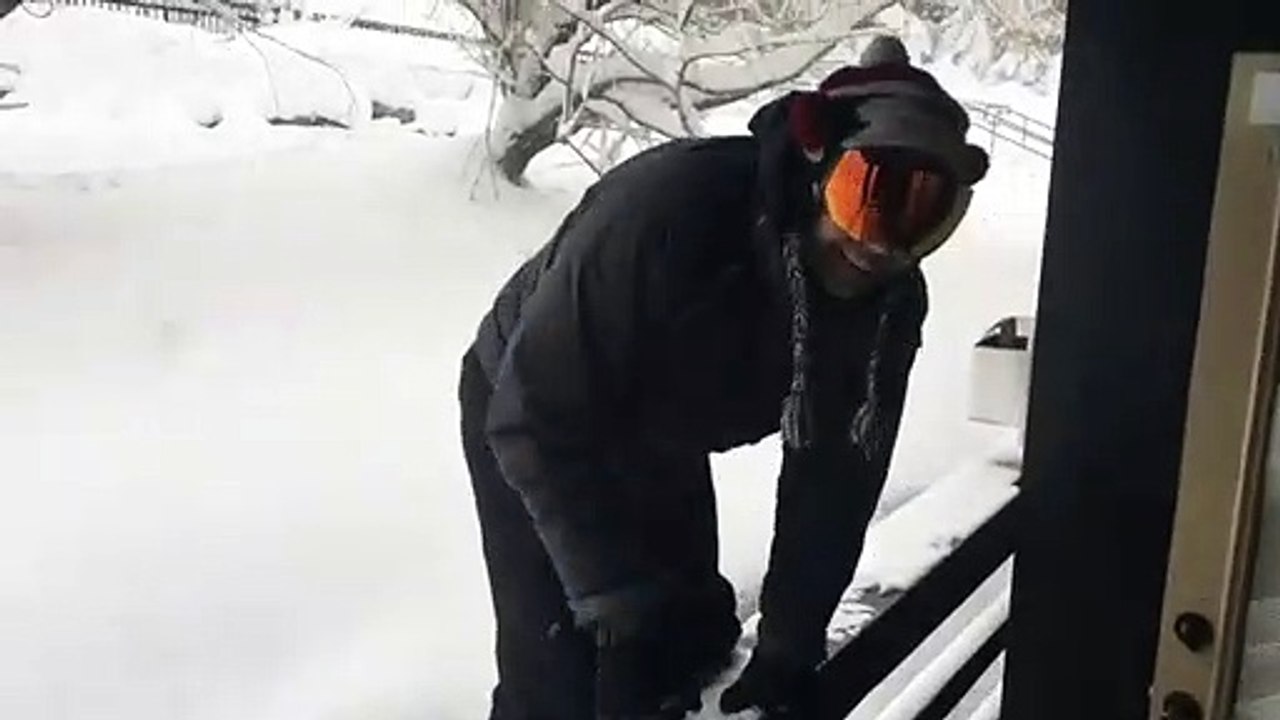 Saut dans la neige : il disparaît instantanément dans la poudreuse !