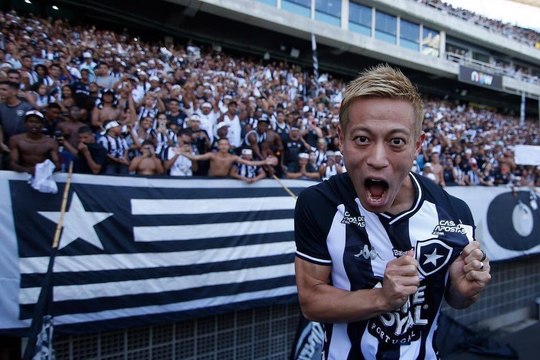 L’accueil incroyable des supporters de Botafogo pour Keisuke Honda