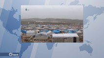 عاصفة مطرية تزيد من معاناة النازحين في المخيمات على الحدود مع تركيا