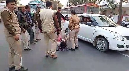 ससुराल जनो से परेशान महिला आत्महत्या करने थाने के सामने हाइवे पर लेटी