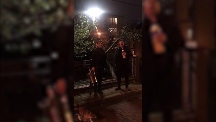 Opera sanatçısı satış yapan bozacıya eşlik etti