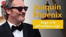 Joaquin Phoenix pone una sonrisa a todos en la alfombra roja de los Oscar
