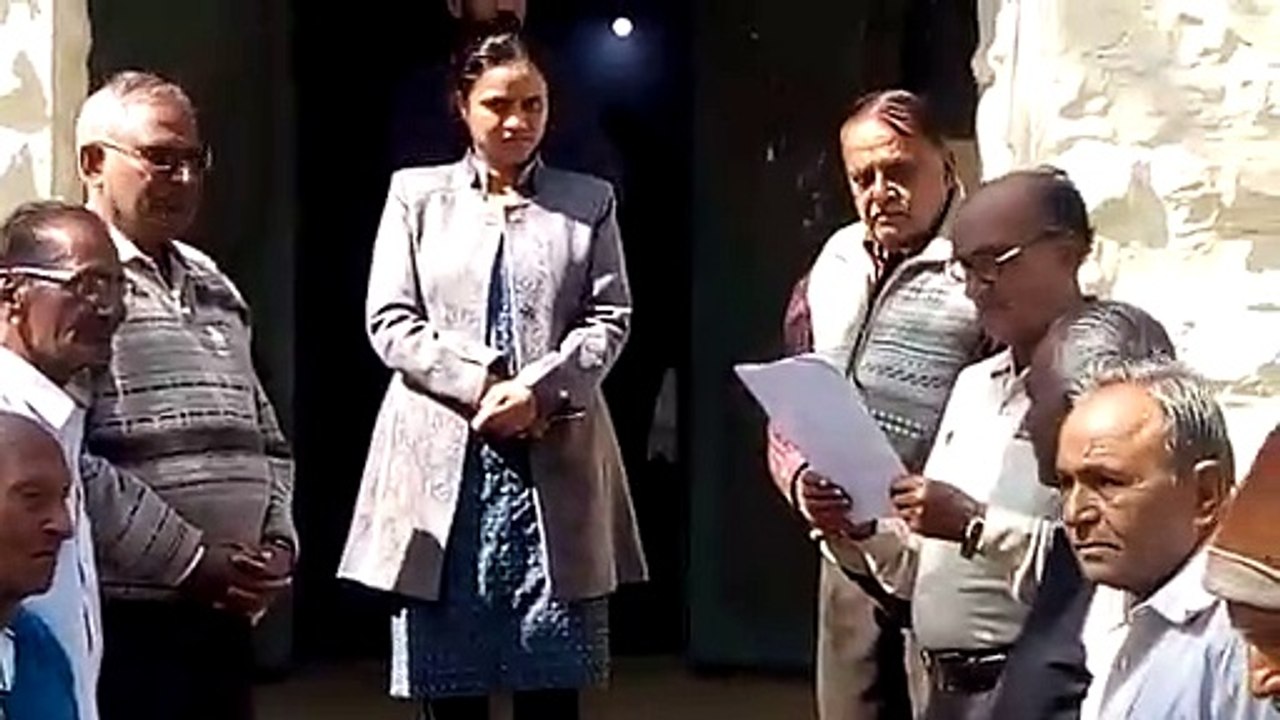 पेंशनर संघ ने विभिन्न मांगों को लेकर तहसीलदार श्रीवास्तव को ज्ञापन सौंपा