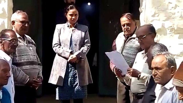 पेंशनर संघ ने विभिन्न मांगों को लेकर तहसीलदार श्रीवास्तव को ज्ञापन सौंपा