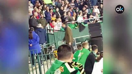 Aficionados del Barcelona increpan a un seguidor del Sevilla