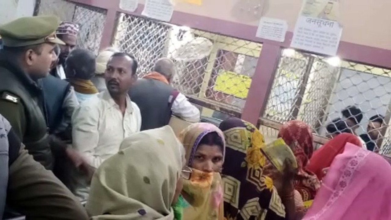 उप निरीक्षक ने दल बल के साथ बैंकों पर की सघन चेकिंग