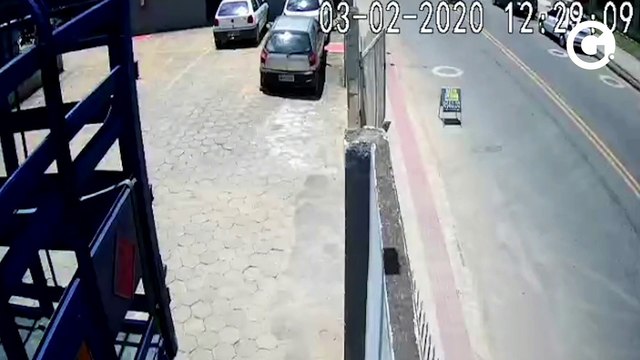 Motociclista caiu em buraco e quase é atropelado por caminhão em Colatina