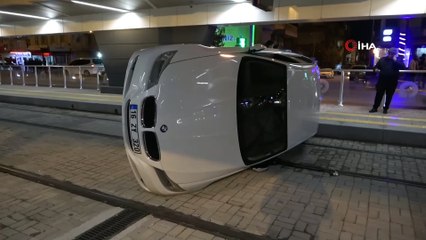 Otomobil tramvay durağına daldı: 2 yaralı