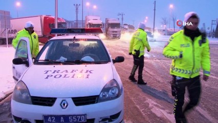 Konya'da etkili olan kar yağışı ve tipi hayatı olumsuz etkiledi