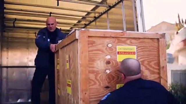 Achille Lauro, l'arrivo degli abiti di scena per la penultima serata di Sanremo 2020