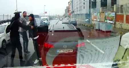 Gaziosmanpaşa'da ambulansa yol vermeyen magandalar, sağlık ekiplerinin üzerine yürüdü