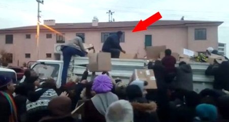 Yardım kolilerini depremzedelere fırlatan şüpheli, PKK/KCK üyesi çıktı! Gözaltına alındı