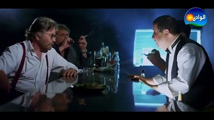 شوف حسين فهمي يتخلي عن مبادئة ويسكر لاول مرة في حياتة