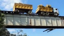 Ce camion est en �quilibre sur les rails d'un pont ferroviaire... risqu�