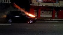 Carro pega fogo na Avenida Jerônimo Monteiro, no Centro de Vitória