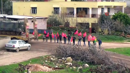 Çocuklar askerleri bayraklarla karşıladı