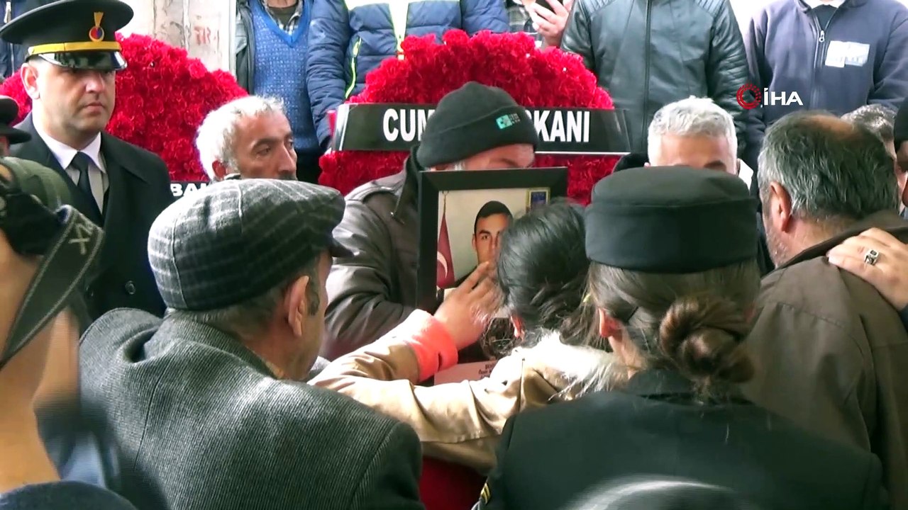 Çığ şehidinin kız kardeşi ağabeyinin montunu giyerek asker selamı verdi