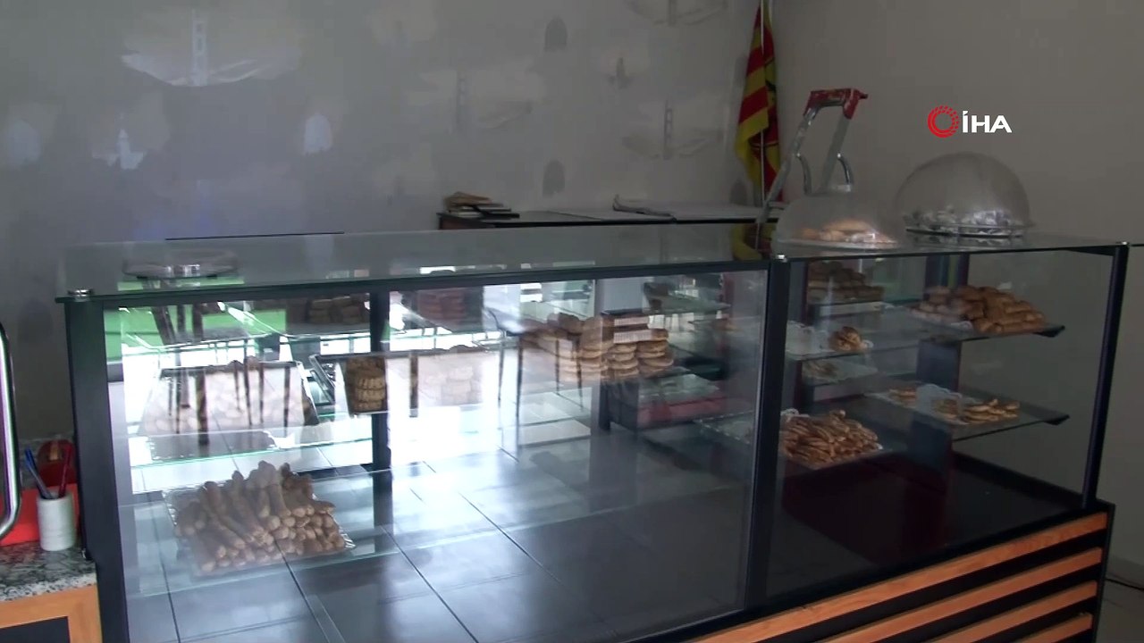 Camını kırıp girdiği iş yerinden sadaka kutusunu çaldı...O anlar kamerada
