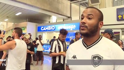 Miles de hinchas del Botafogo dan calurosa bienvenida al japonés Keisuke Honda en Rio