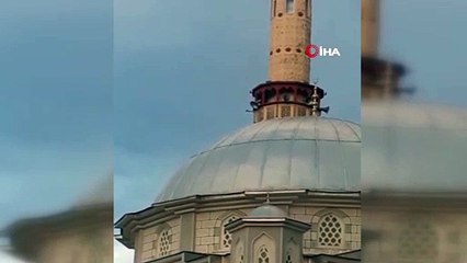 Fırtına minareyi beşik gibi böyle salladı