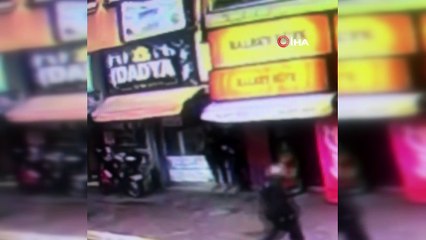 Binadan kopan beton parçanın altında kalmaktan saniyelerle kurtuldu
