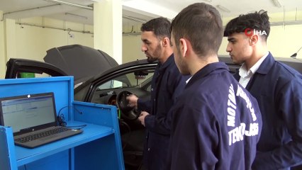 Hem iş öğreniyor hem de harçlıklarını çıkartıyorlar