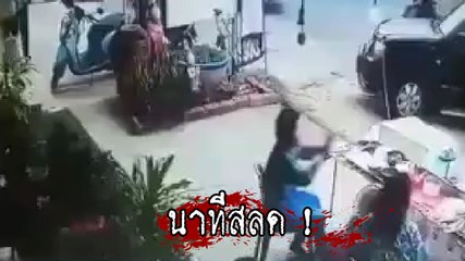 นาทีสลด ! เก๋งเสียหลักพุ่งชนคนและรถหลายคัน ตาย 1 เจ็บ 4