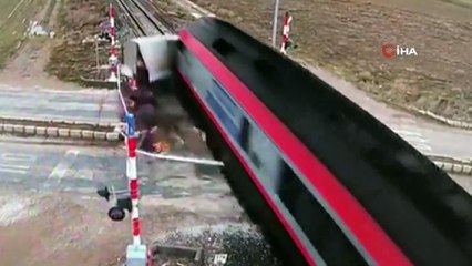 AFYONKARAHİSAR-TEMİZ GÖRÜNTÜ) Yük treni bariyerleri kıran ekmek kamyonetini biçti... Dehşet anları kamerada