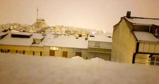 İstanbul güne kar yağışı ile başladı, kent beyaza büründü