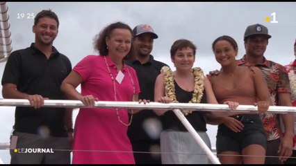 Teahupoo : la ministre surfe sur la vague des JO