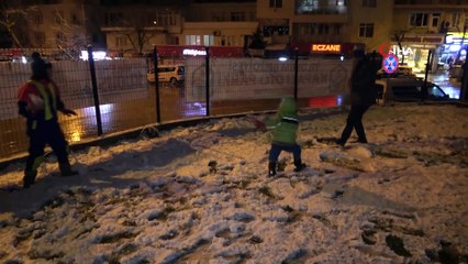 Beklenen kar Bursa'ya yağdı