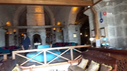 Tarlaların içinde 626 yıllık otel müşterilerini ağırlıyor