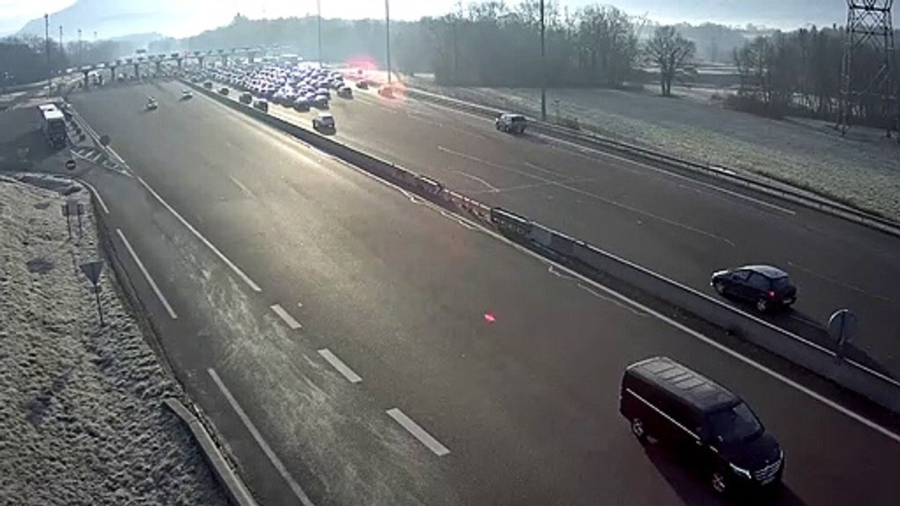 Vacances d'hiver : du monde attendu sur les routes des stations   A40 Barrière de péage de Nangy, vue orientée vers Chamonix