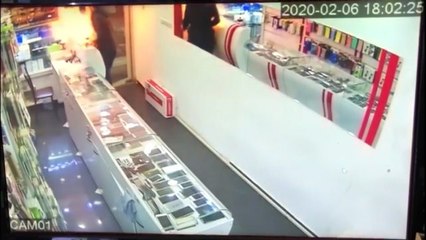 Tamir etmek istediği telefon elinde alev aldı