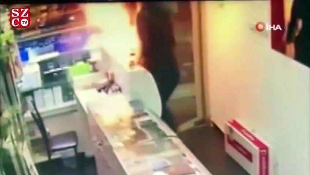 Tamir etmek istediği telefon elinde alev aldı